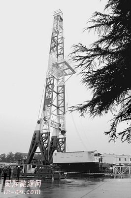 國內(nèi)首臺1.2萬米鉆機(jī)完成起井試驗(yàn)