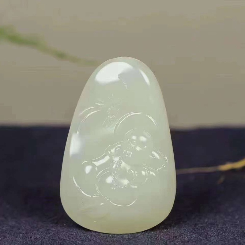 和田玉供應(yīng)鏈天然新疆和田玉青海料荔枝凍玉石彌勒佛吊墜女款掛件