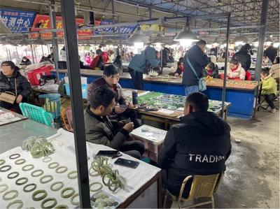 這個7萬人的河南小鎮 盡是珠光寶氣與追夢人丨億邦深度