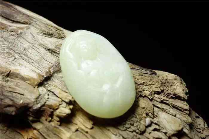 青海和田玉的特色 米粥狀與白點(diǎn)點(diǎn)的產(chǎn)地標(biāo)識(shí)